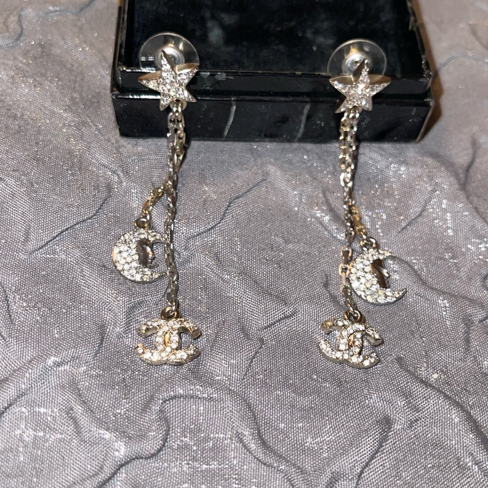 Preloved Vintage Chanel dangling earrings great condition
